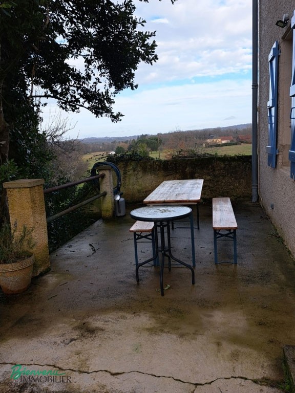Charmante maison bourgeoise en pierre d’environ 115 m² habitables sur 2 niveaux à finir de rénover