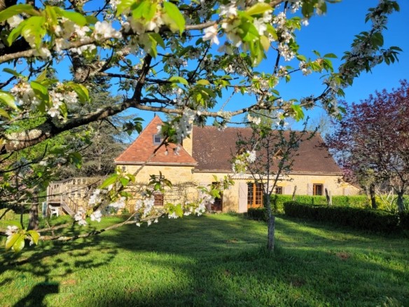 Bel ensemble immobilier avec Charmante maison principale en pierre, d’environ 155 m² habitables, et Gîte d’environ 65 m² habitables