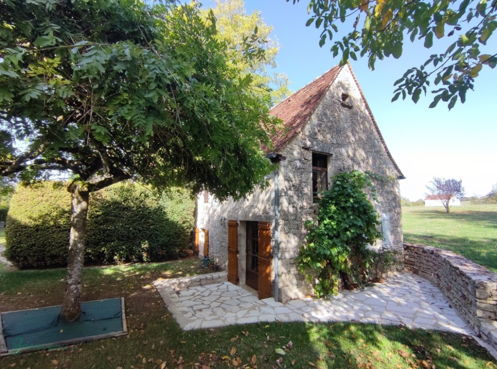 Charmante maison ancienne en pierre avec pigeonnier de 1770, d’environ 130 m² au sol, et petite maison en pierre d’environ 48 m² habitables