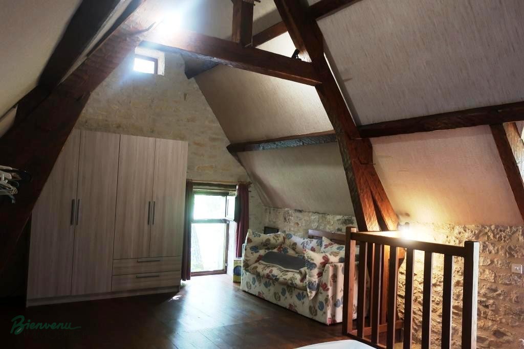 Charmante maison ancienne en pierre avec pigeonnier de 1770, d’environ 130 m² au sol, et petite maison en pierre d’environ 48 m² habitables