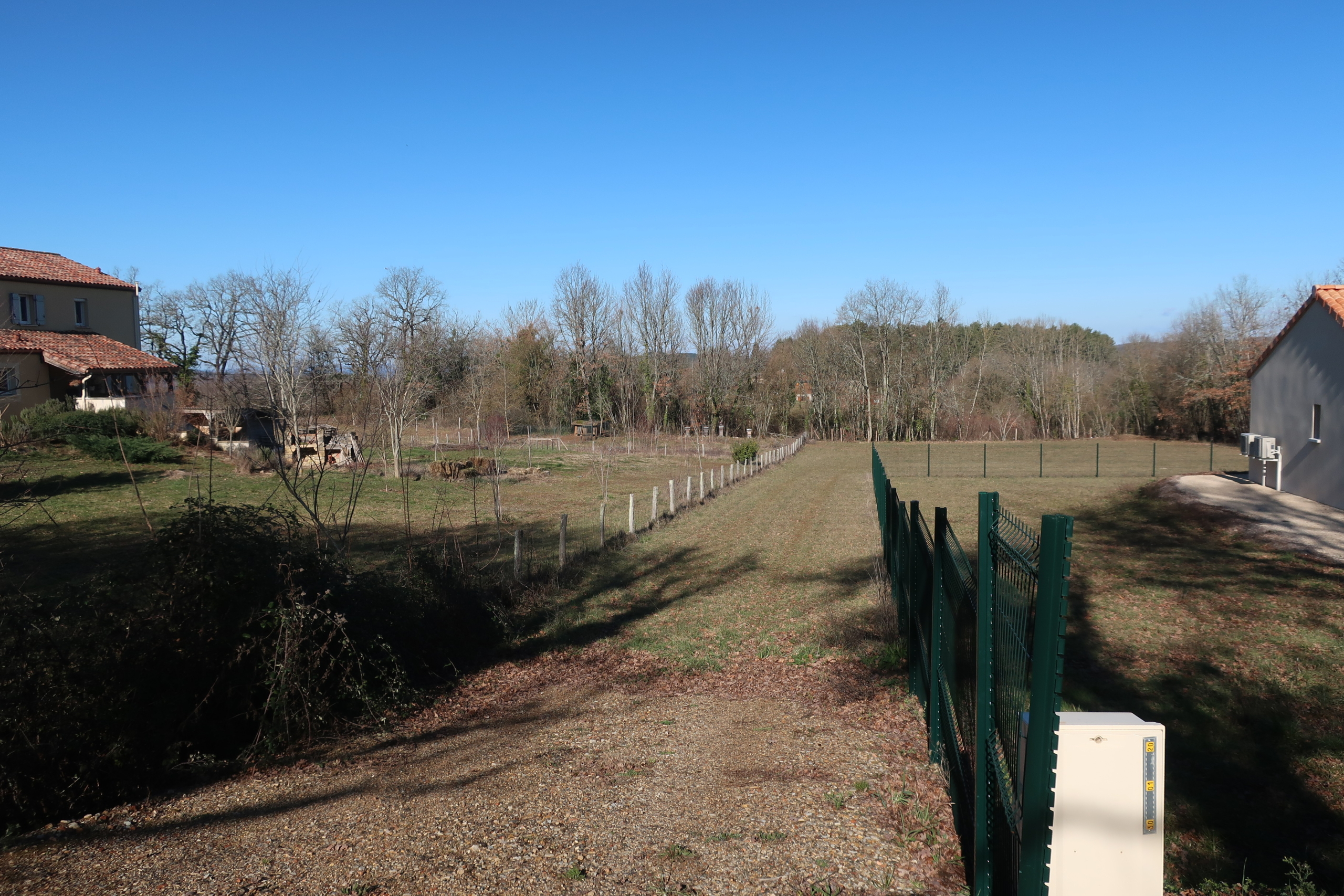Terrain constructible de 2 122 m² avec CU