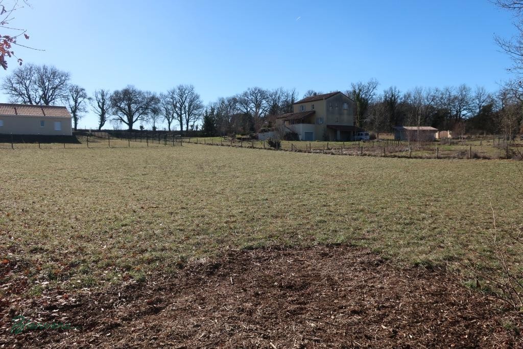 Terrain constructible de 2 122 m² avec CU