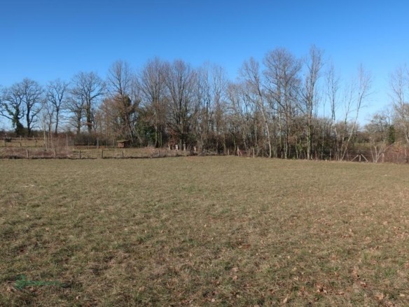 Terrain constructible de 2 122 m² avec CU