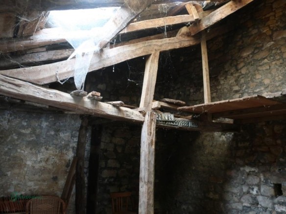 Bâtiment en pierre à usage de Garage d’env. 25 m² (8×3,2)