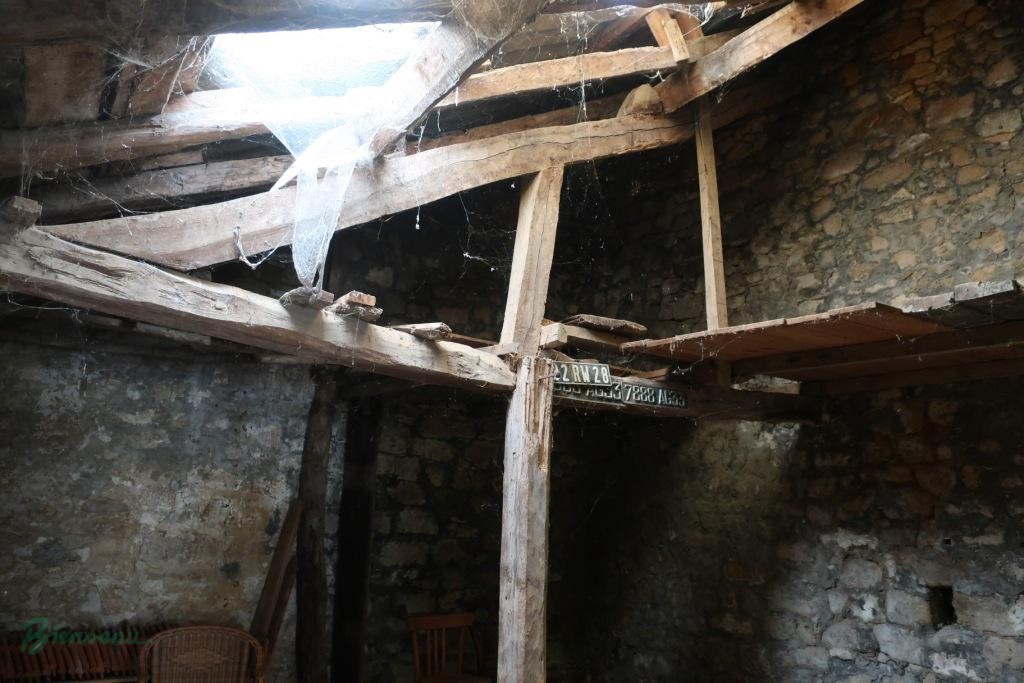 Bâtiment en pierre à usage de Garage d’env. 25 m² (8×3,2)