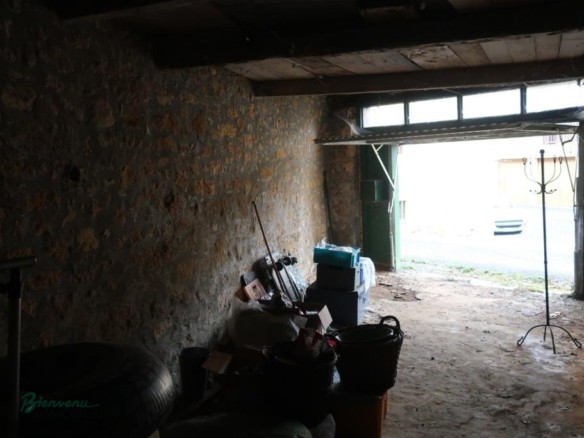Bâtiment en pierre à usage de Garage d’env. 25 m² (8×3,2)