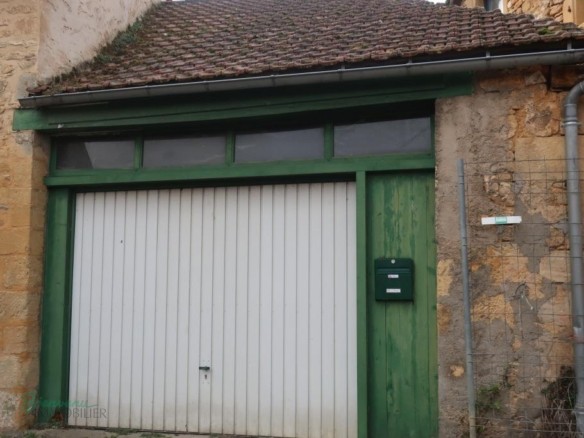 Bâtiment en pierre à usage de Garage d’env. 25 m² (8×3,2)