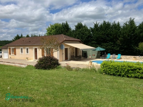 Jolie maison de plain pied avec de belles vues, proche des commerces