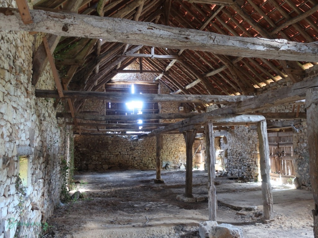 Bel Ensemble constitué d’une magnifique Grange en pierre de 154 m² au sol sur 2 niveaux & d’un Hangar en pierre et en bois de 74 m²
