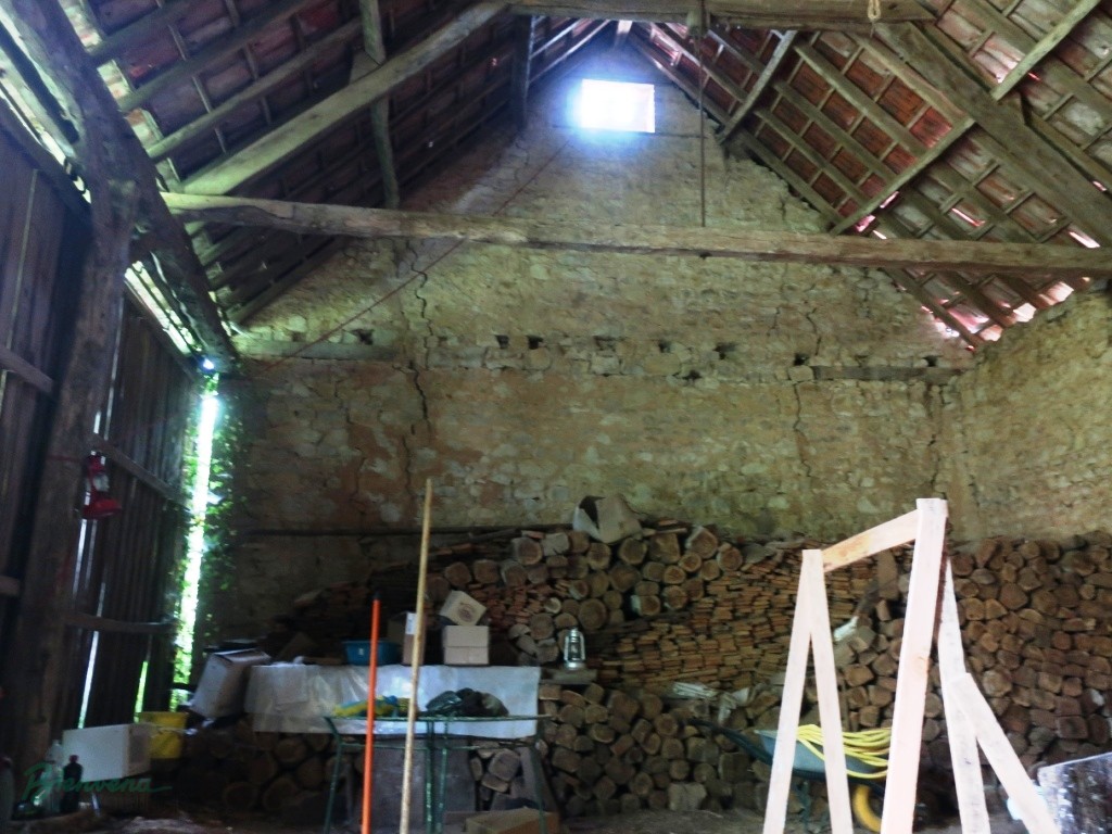 Bel Ensemble constitué d’une magnifique Grange en pierre de 154 m² au sol sur 2 niveaux & d’un Hangar en pierre et en bois de 74 m²