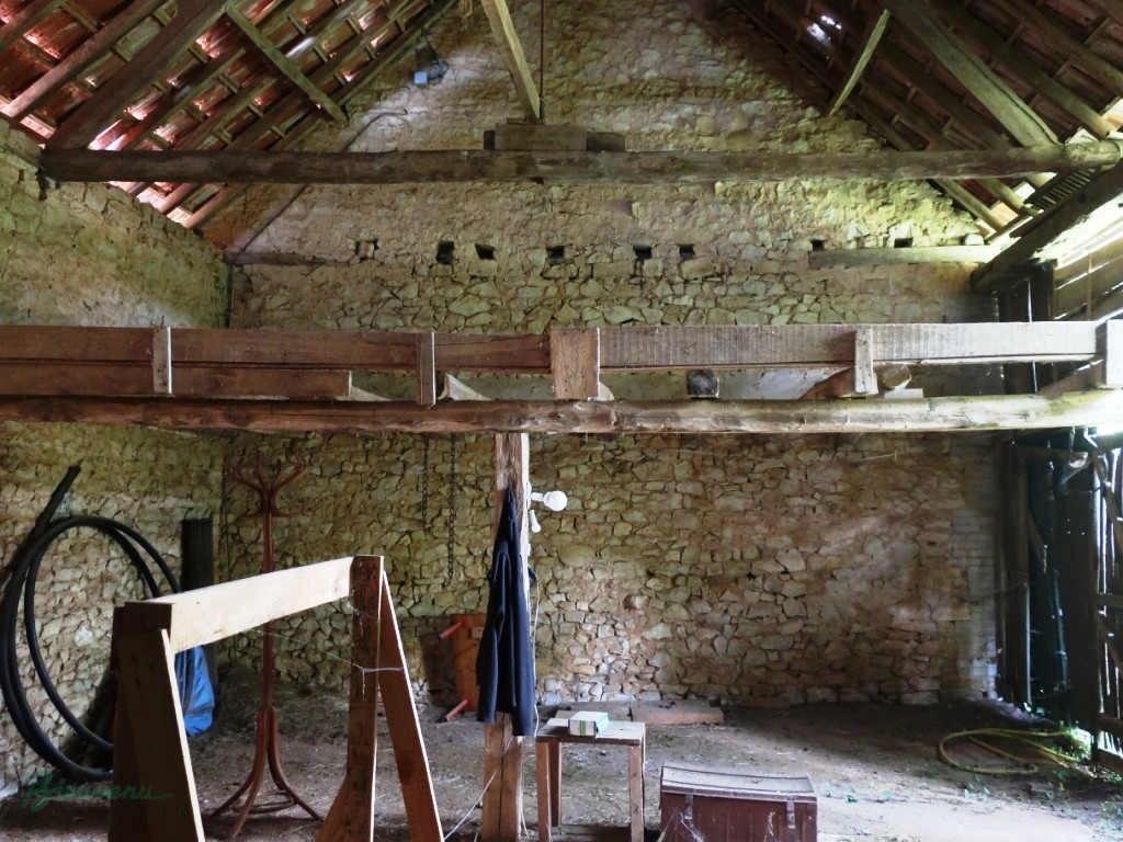 Bel Ensemble constitué d’une magnifique Grange en pierre de 154 m² au sol sur 2 niveaux & d’un Hangar en pierre et en bois de 74 m²