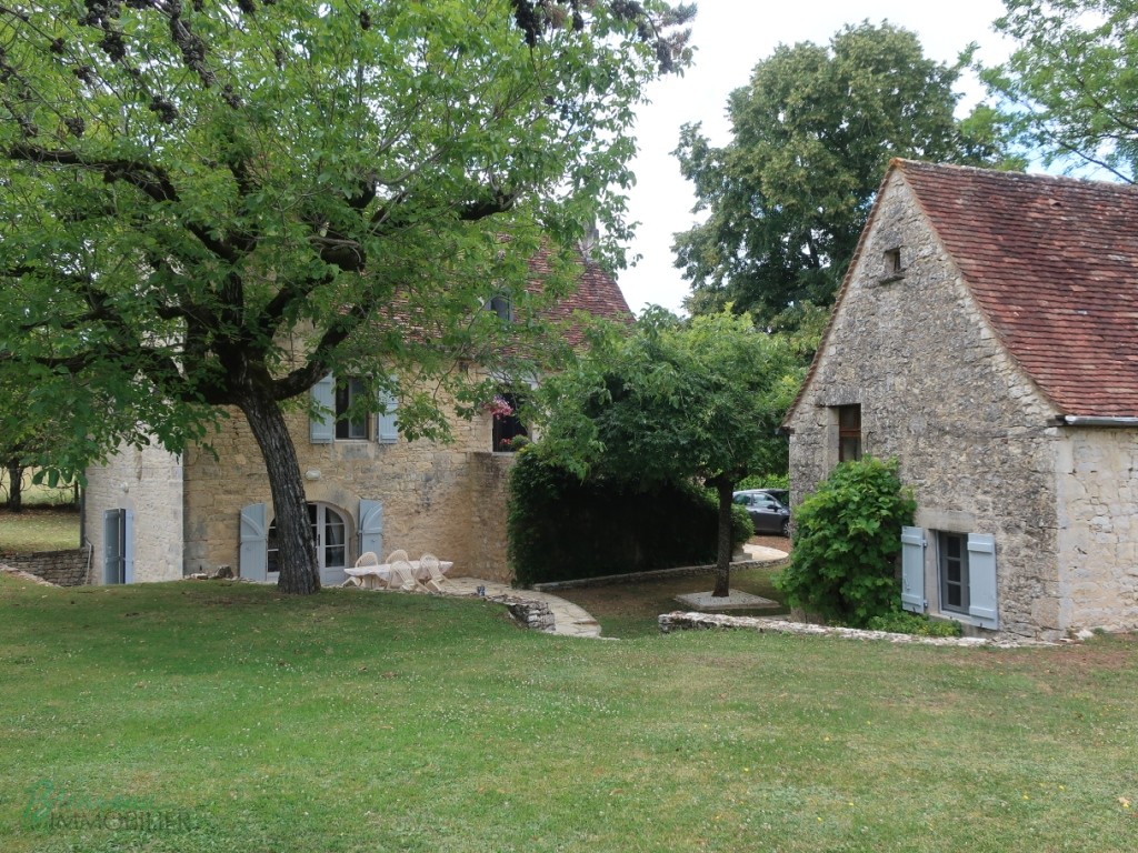 Charmante maison ancienne en pierre avec pigeonnier de 1770, d’environ 130 m² au sol, et petite maison en pierre d’environ 48 m² habitables
